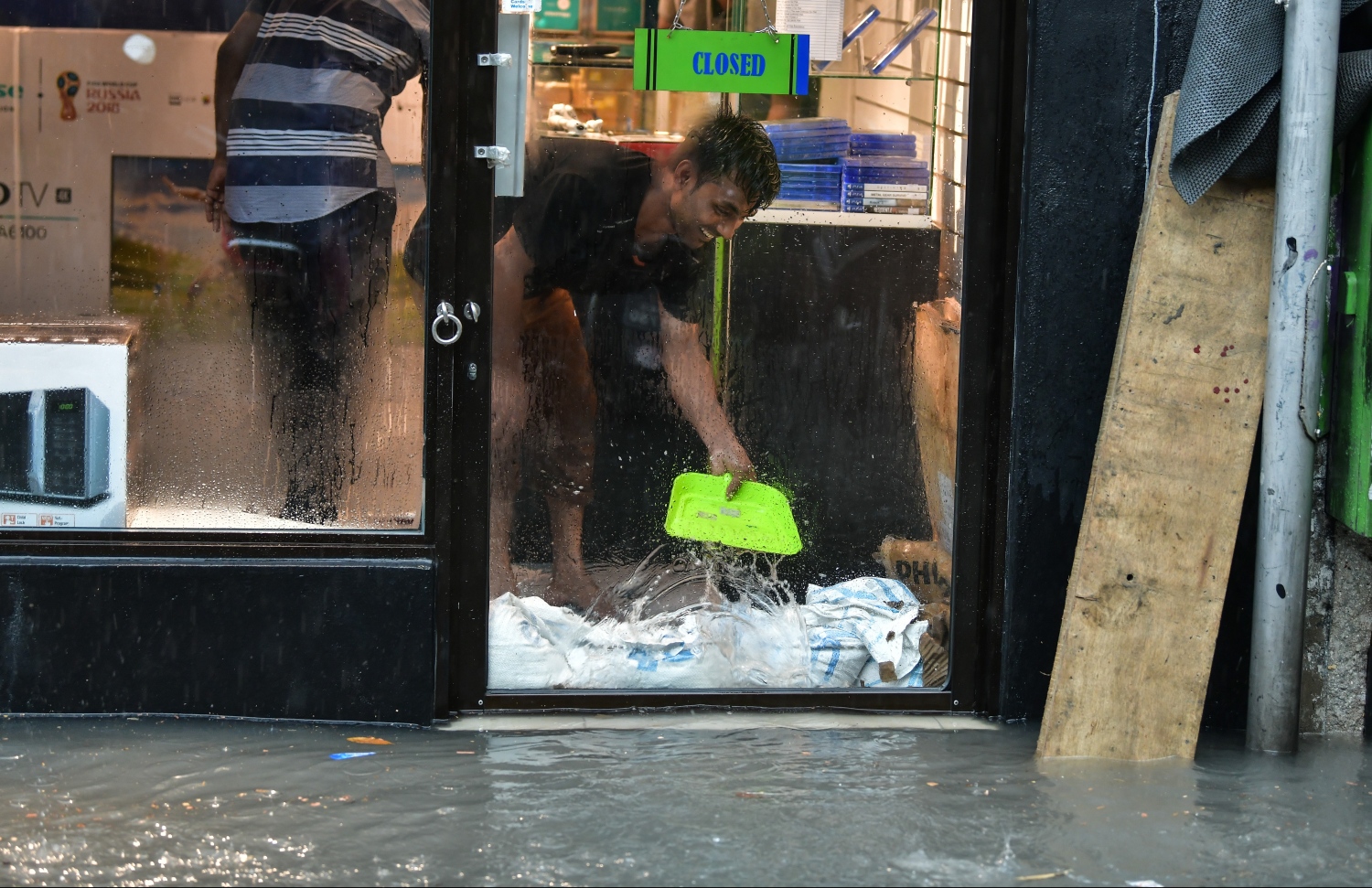 މާލެ: ޑިސެމްބަރު 5، 2018: ފިހާރަ އަކަށް ފެން ވަންނާތީ ވެލިބަސްތާ ޖެހުމުގައި ދެ މީހަކު ހަރަކާތްތެރިވަނީ.---ފޮޓޯ: ހުސައިން ވަހީދު/މިހާރު