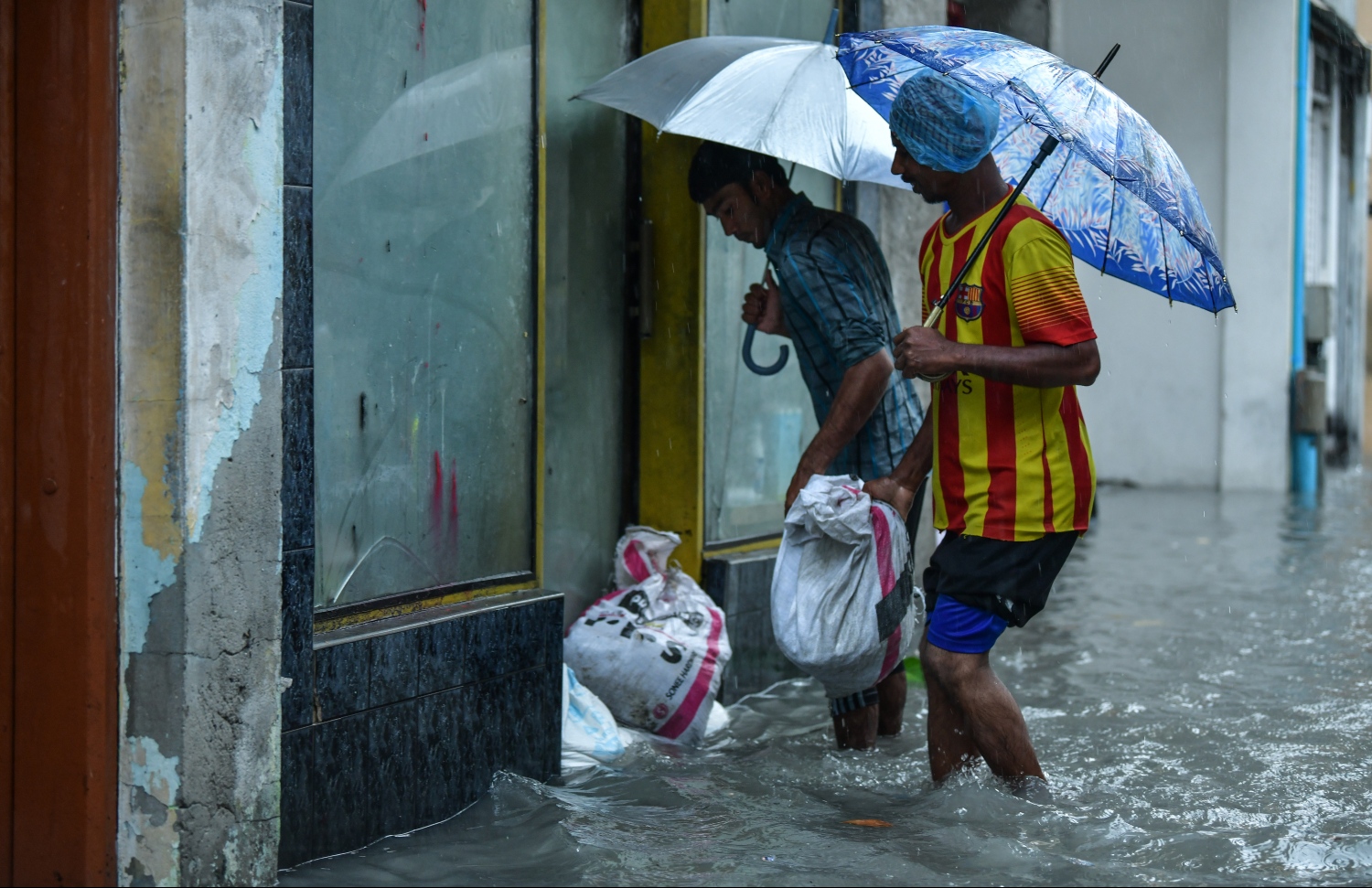 މާލެ: ޑިސެމްބަރު 5، 2018: ފިހާރައަކަށް ފެން ވަންނާތީ، ވެލިބަސްތާ ޖެހުމުގެ މަސައްކަތް ކުރަނީ.---ފޮޓޯ: ހުސައިން ވަހީދު/މިހާރު