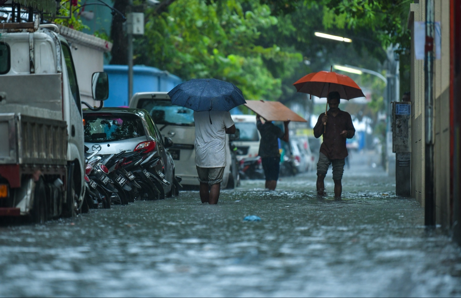 މާލެ: ޑިސެމްބަރު 5، 2018: މާލޭގައި ފެން ބޮޑުވެފައިވާ މަގަކުން ބަޔަކު ފެންގަނޑުގައި ހިނގާފައި ދަނީ.---ފޮޓޯ: ހުސައިން ވަހީދު/މިހާރު