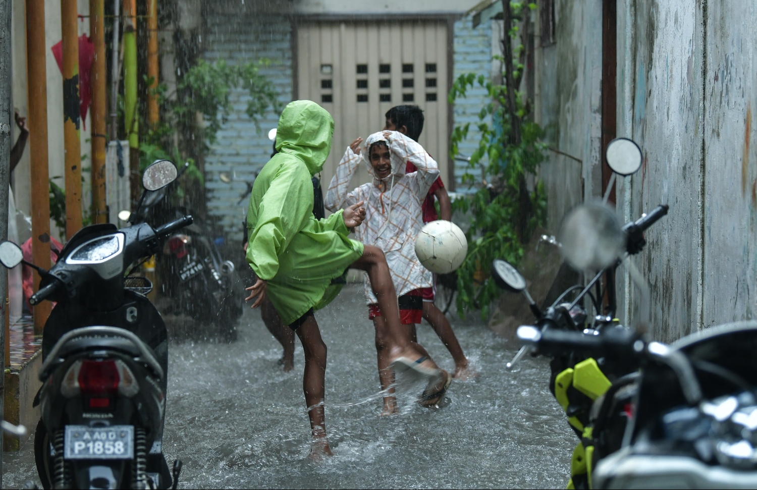 މާލެ: ޑިސެމްބަރު 5، 2018: މާލޭގައި ފެން ބޮޑުވެފައިވާ މަގެއްގައި ކުދިންތަކެއް ކުޅެނީ.---ފޮޓޯ: ހުސައިން ވަހީދު/މިހާރު