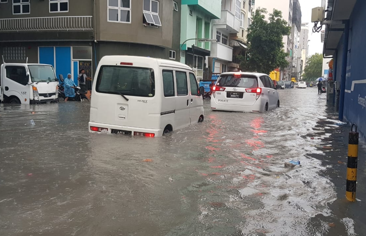 މާލޭގައި ފެން ބޮޑުވެފައިވާ މަގަކުން ވެހިކަލްތަކެއް ދަނީ: ފެން ބޮޑުވުމުގެ މައްސަލައަށް ގެނެވިދާނެ ހައްލުތައް އެބަ ހުރި