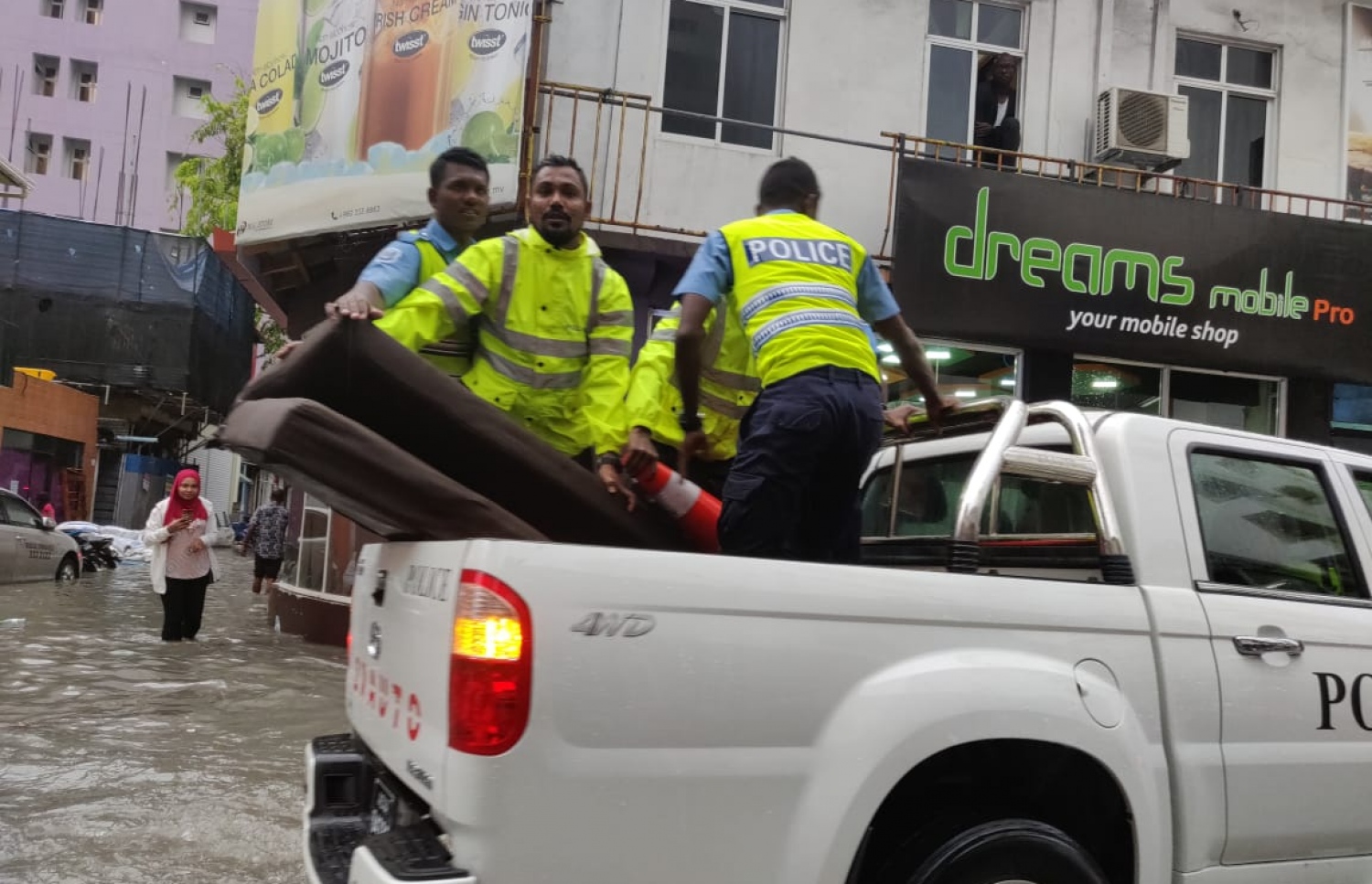 މާލޭގައި މިއަދު ފެންބޮޑުވުމުން ފުލުހުން އެހީތެރި ވަނީ. --ފޮޓޯ: އަހުމަދު ނިޝާތު/މިހާރު
