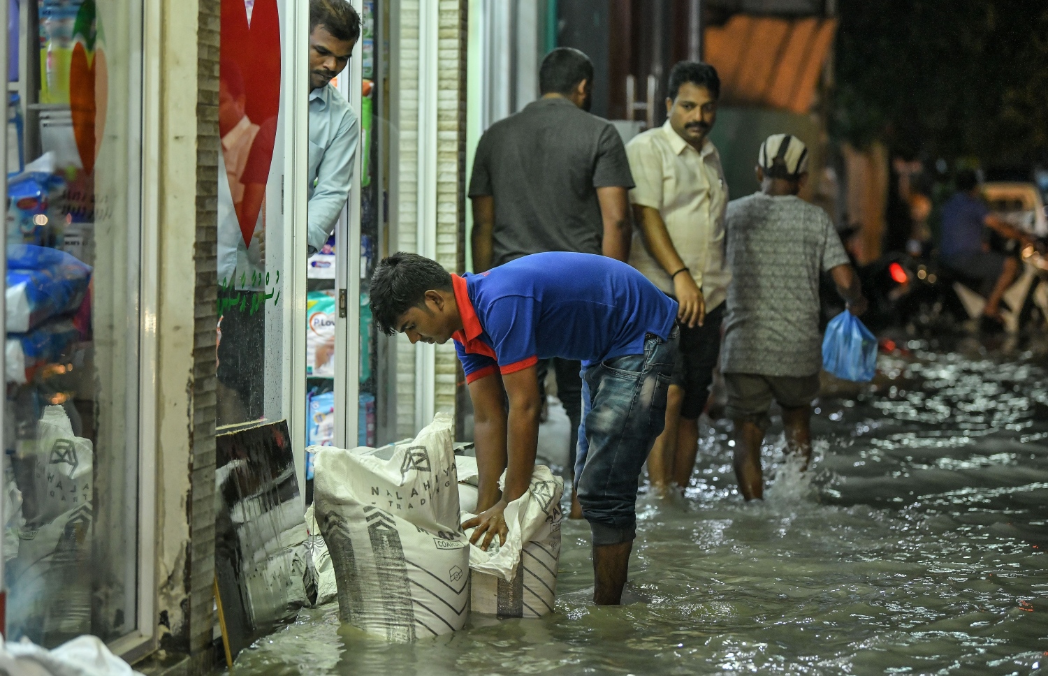 ފެން ވަނަ ނުދިނުމަށްޓަކައި ފިހާރައެއްގެ ކައިރީގައި ވެލި ބަސްތާ ޖަހަނީ.---ފޮޓޯ: ނިޝާން އަލީ/މިހާރު