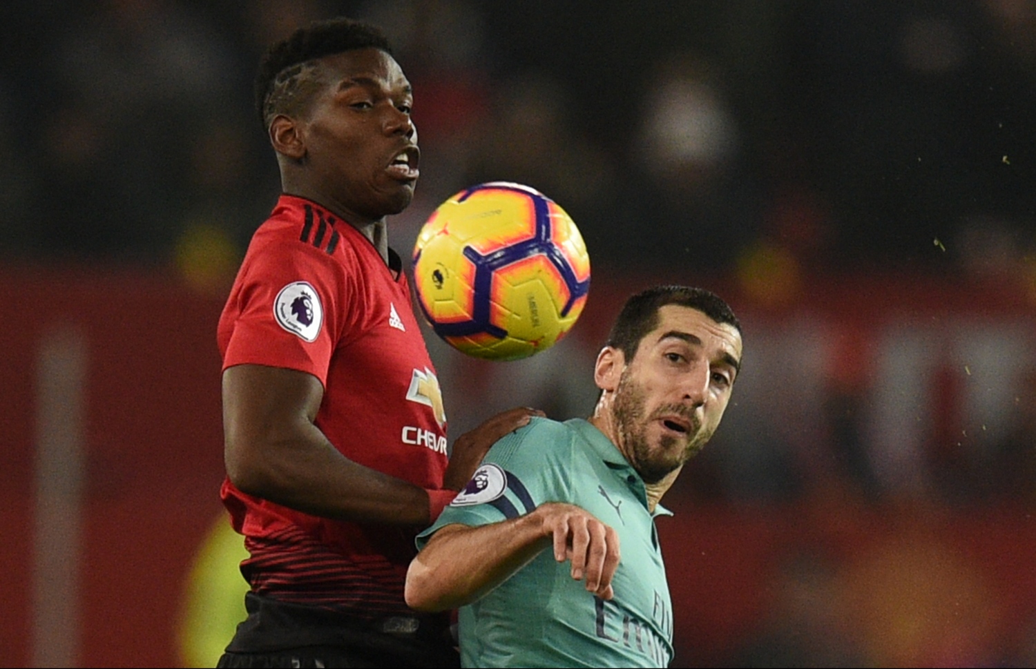 ޔުނައިޓެޑްގެ ޕޮގްބާ (ވ) ކައިރިން އާސެނަލްގެ މިކިތާރްޔަން ބޯޅަ ހޯދަން މަސައްކަތްކުރަނީ. -- ފޮޓޯ: އޭއެފްޕީ