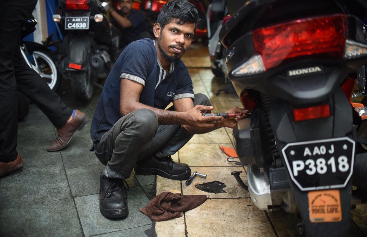 މެކޭނިކެއް ސައިކަލް ސާވިސް ކުރަނީ-ފޮޓޯ:އަހުމަދު ނިޝާތު