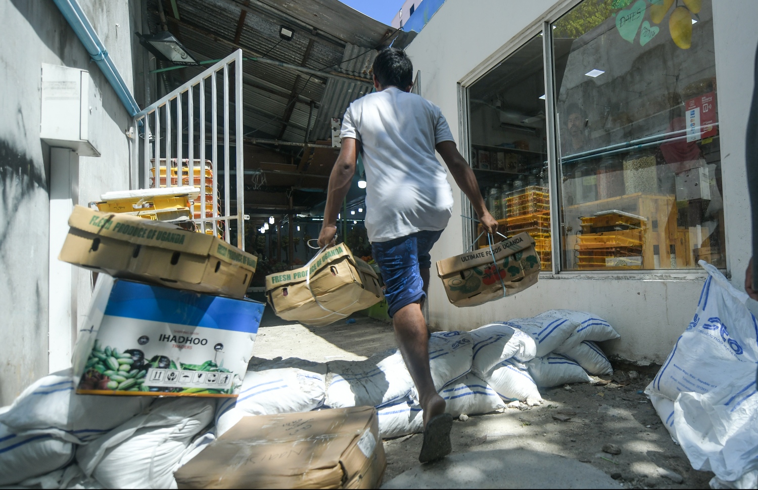 އަމީނީމަގު ގާކޮށީގައި ހުންނަ މާރުކޭޓަށް ވަނީ ފެންބޮޑުވުމުގެ ސަބަބުން ބޮޑެތި ގެއްލުން ވެފައި | ފޮޓޯ: ހުސެން ވަހީދު / މިހާރު