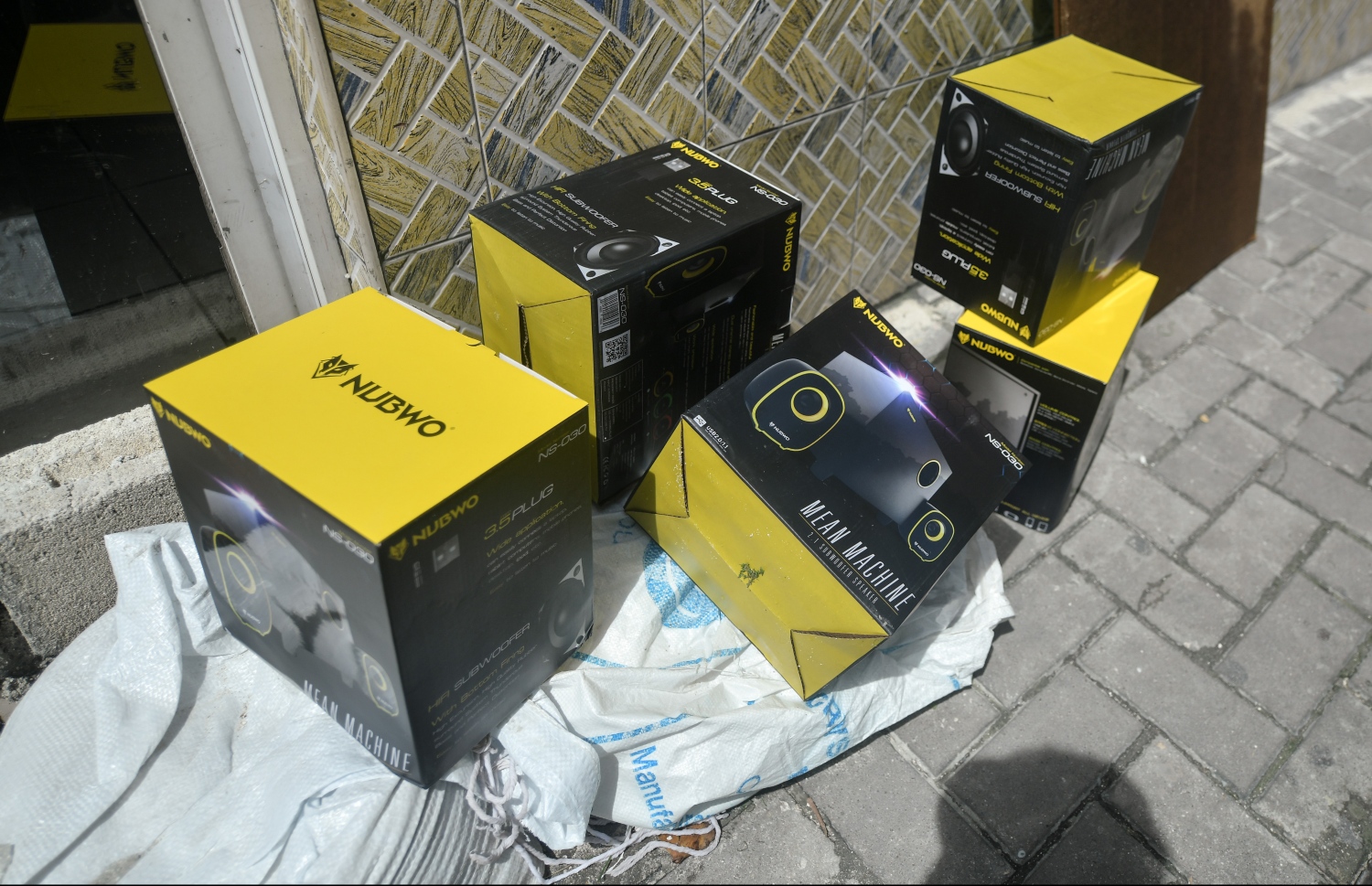 ފެންބޮޑުވުމުގެ ސަބަބުން ފެބް ފިހާރައިން ހަލާކުވި ބައެއް އިލެކްޓްރޯނިކްސް | ފޮޓޯ: ހުސެން ވަހީދު / މިހާރު