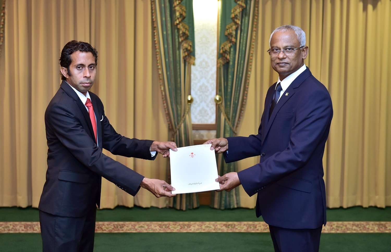 މާލެ: ޑިސެމްބަރު 6، 2018- ސައިންސް އެންޑް ޓެކްނޮލޮޖީ މިނިސްޓްރީގެ ސްޓޭޓް މިނިސްޓަރުކަމުގެ މަގާމުގެ ފަތްކޮޅު ސ. ހިތަދޫ، އާޒާދީގޭ އަލީ ސޯލިހަށް، ރައީސް އިބްރާހިމް މުހައްމަދު ސޯލިހް މިއަދު ދެއްވަނީ.---ފޮޓޯ: ރައީސް އޮފީސް