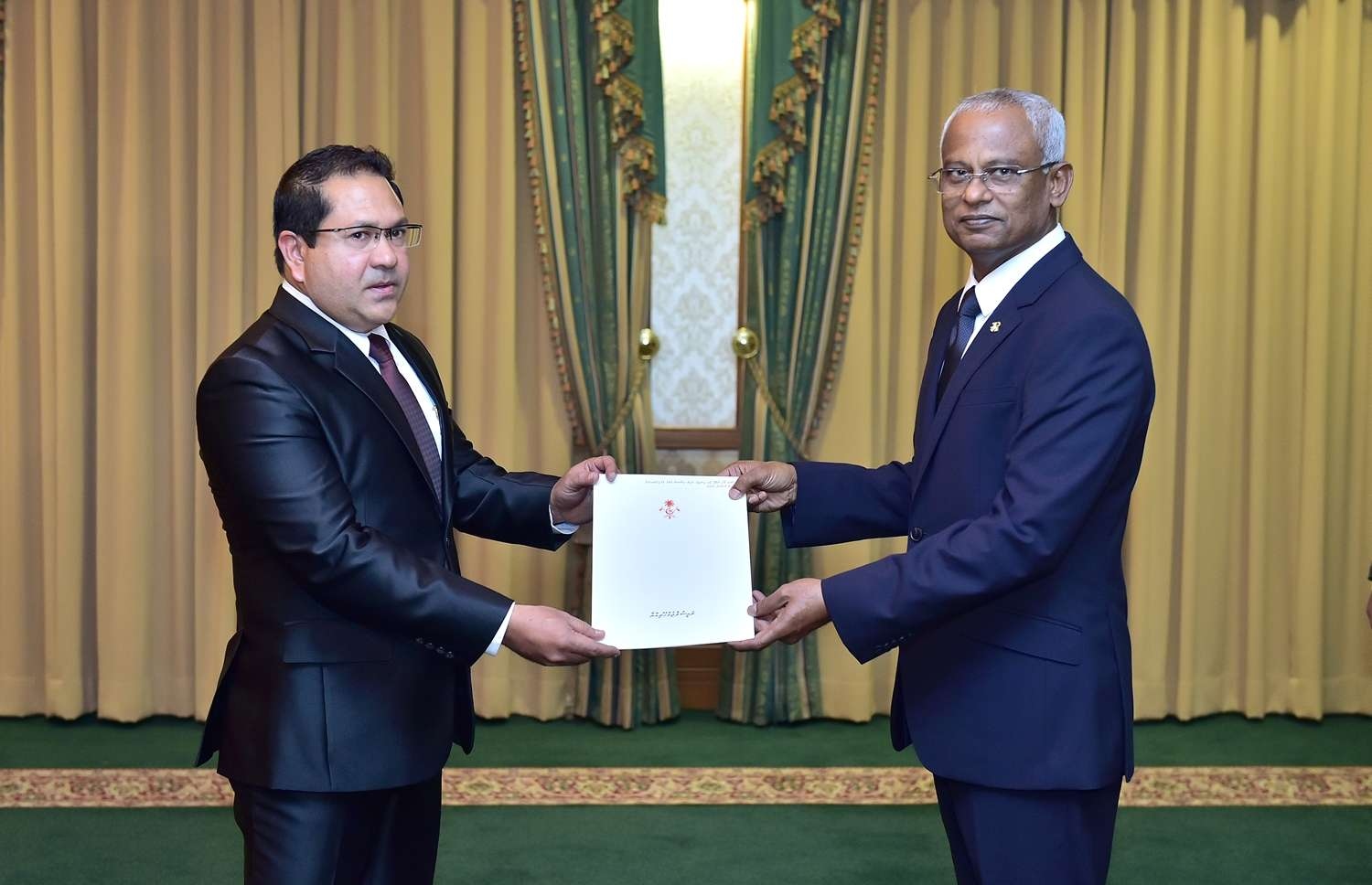 މާލެ: ޑިސެމްބަރު 6، 2018- ފިޝަރީޒް މިނިސްޓްރީގެ ސްޓޭޓް މިނިސްޓަރުގެ މަގާމުގެ ފަތްކޮޅު މުހައްމަދު އަހުމަދު (ދަފްތަރު ނަންބަރު 474) އަށް، ރައީސް އިބްރާހިމް މުހައްމަދު ސޯލިހް މިއަދު ދެއްވަނީ.---ފޮޓޯ: ރައީސް އޮފީސް