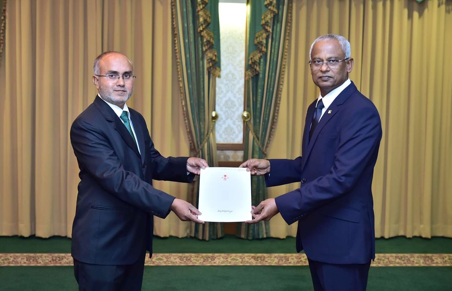 މާލެ: ޑިސެމްބަރު 6، 2018- ހައުސިން މިނިސްޓްރީގެ ސްޓޭޓް މިނިސްޓަރުގެ މަގާމުގެ ފަތްކޮޅު އަހުމަދު ނަޝީދު (ދަފްތަރު ނަންބަރު 385) އަށް، ރައީސް އިބްރާހިމް މުހައްމަދު ސޯލިހް މިއަދު ދެއްވަނީ.---ފޮޓޯ: ރައީސް އޮފީސް