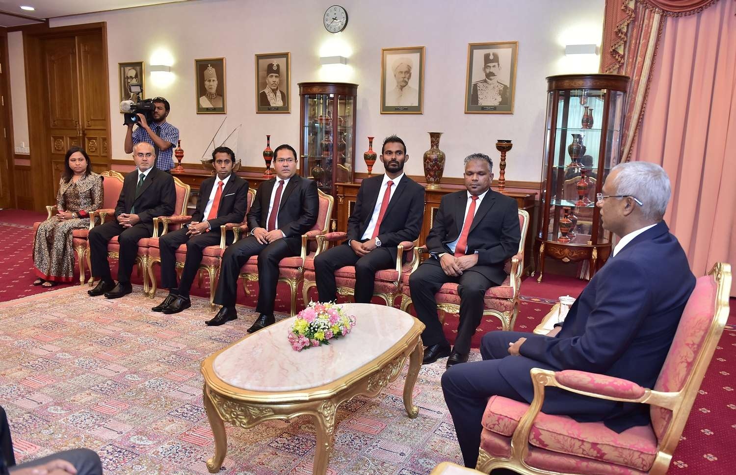 މާލެ: ޑިސެމްބަރު 6، 2018- ރައީސް އިބްރާހިމް މުހައްމަދު ސޯލިހްގެ ސަރުކާރުގެ ބައެއް މިނިސްޓްރީތަކަށް މިއަދު އައްޔަން ކުރެއްވި ނުވަ ސްޓޭޓް މިނިސްޓަރުންގެ ތެރެއިން (ކ-ވ) ހޯމް މިނިސްޓްރީގެ ސްޓޭޓް މިނިސްޓަރު ހަސަން ޝުޖާއު، ޔޫތު މިނިސްޓްރީގެ ސްޓޭޓް މިނިސްޓަރު އަސްއަދު އަލީ، ފިޝަރީޒް މިނިސްޓްރީގެ ސްޓޭޓް މިނިސްޓަރު މުހައްމަދު އަހުމަދު އަދި ސައިންސް އެންޑް ޓެކްނޮލޮޖީ މިނިސްޓްރީގެ ސްޓޭޓް މިނިސްޓަރު އަލީ ސޯލިހް އަދި ޖެންޑާ މިނިސްޓްރީގެ ސްޓޭޓް މިނިސްޓަރު ފަޒްނާ ޝާކިރު: މިހާތަނަށް މި ސަރުކާރުގެ ސްޓޭޓް މިނިސްޓަރުންނަށް އައްޔަން ކުރެއްވި ބޭފުޅުންގެ އަދަދަކީ 29. މީގެ އިތުރުން ސްޓޭޓް މިނިސްޓަރުގެ ފެންވަރުގައި ފަސް ބޭފުޅަކު ރައީސް އޮފީހުގައި ތިއްބަވާ.---ފޮޓޯތައް: ރައީސް އޮފީސް