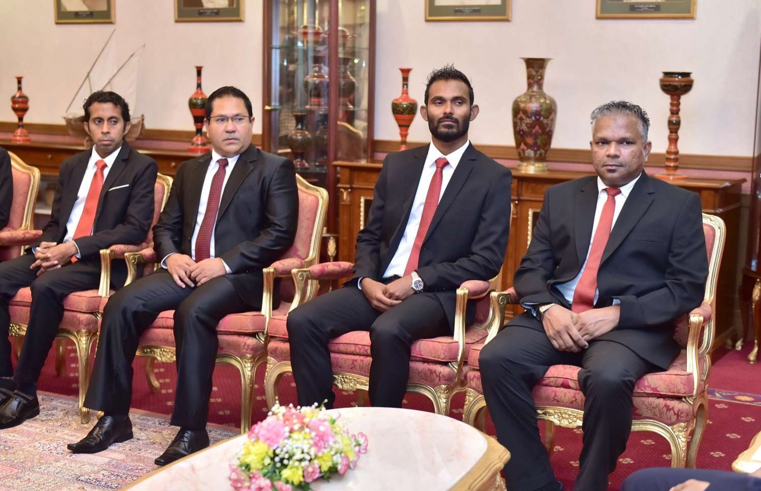 މާލެ: ޑިސެމްބަރު 6، 2018- ރައީސް އިބްރާހިމް މުހައްމަދު ސޯލިހްގެ ސަރުކާރުގެ ބައެއް މިނިސްޓްރީތަކަށް މިއަދު އައްޔަން ކުރެއްވި ނުވަ ސްޓޭޓް މިނިސްޓަރުންގެ ތެރެއިން (ކ-ވ) ހޯމް މިނިސްޓްރީގެ ސްޓޭޓް މިނިސްޓަރު ހަސަން ޝުޖާއު، ޔޫތު މިނިސްޓްރީގެ ސްޓޭޓް މިނިސްޓަރު އަސްއަދު އަލީ، ފިޝަރީޒް މިނިސްޓްރީގެ ސްޓޭޓް މިނިސްޓަރު މުހައްމަދު އަހުމަދު އަދި ސައިންސް އެންޑް ޓެކްނޮލޮޖީ މިނިސްޓްރީގެ ސްޓޭޓް މިނިސްޓަރު އަލީ ސޯލިހް: މިހާތަނަށް މި ސަރުކާރުގެ ސްޓޭޓް މިނިސްޓަރުންނަށް އައްޔަން ކުރެއްވި ބޭފުޅުންގެ އަދަދަކީ 29. މީގެ އިތުރުން ސްޓޭޓް މިނިސްޓަރުގެ ފެންވަރުގައި ފަސް ބޭފުޅަކު ރައީސް އޮފީހުގައި ތިއްބަވާ.---ފޮޓޯތައް: ރައީސް އޮފީސް