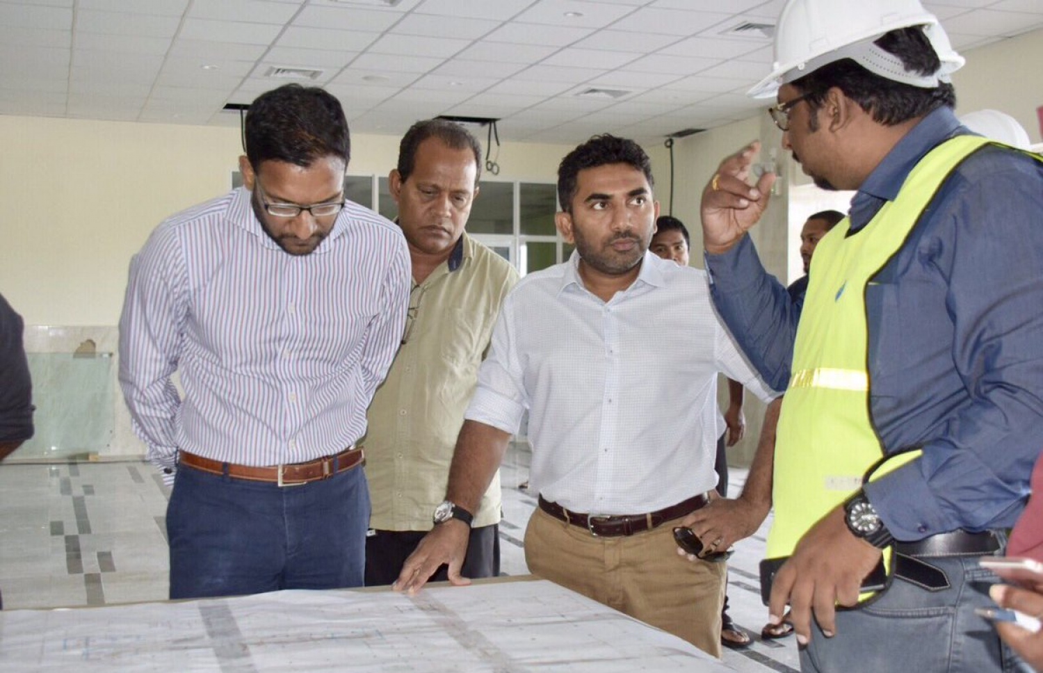 ހެލްތު މިނިސްޓަރު އަމީނާއި ސްޓޭޓް މިނިސްޓަރު ޝާހް، މިދިޔަ އަހަރުގެ ޑިސެމްބަރު މަހު އައްޑު އަށް ކުރެއްވި ޒިޔާރަތުގައި، ހޮސްޕިޓަލްގެ ޗާޓު ބައްލަވާލައްވަނީ.