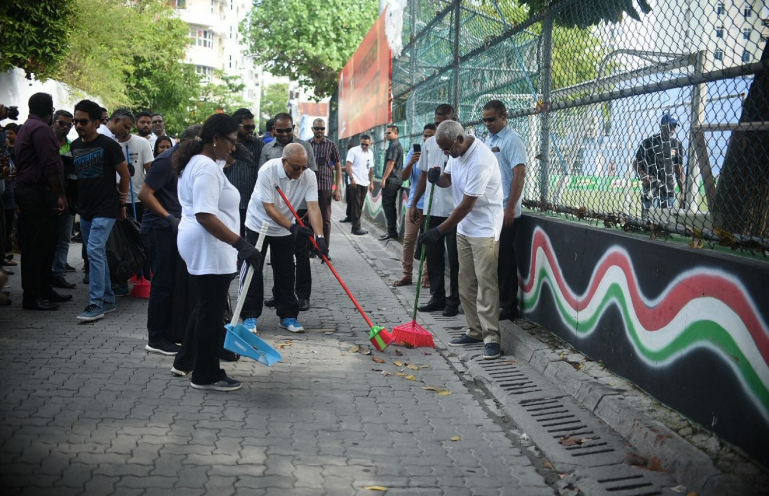 "ސާފު ރާއްޖެ، އަހަރެންގެ ވެސް ޒިންމާ" ޕްރޮގްރާމް ފެށުމަށް މިއަދު ބޭއްވި ރަސްމިއްޔާތަށްފަހު، ރައީސް އިބްާރާހިމް މުހައްމަދު ސޯލިހު (ކ) އަދި ކުރީގެ ރައީސް މައުމޫން މަގުމަތި ސާފުކުރައްވަނީ- ފޮޓޯ: އަހުމަދު ނިޝާތު/ މިހާރު