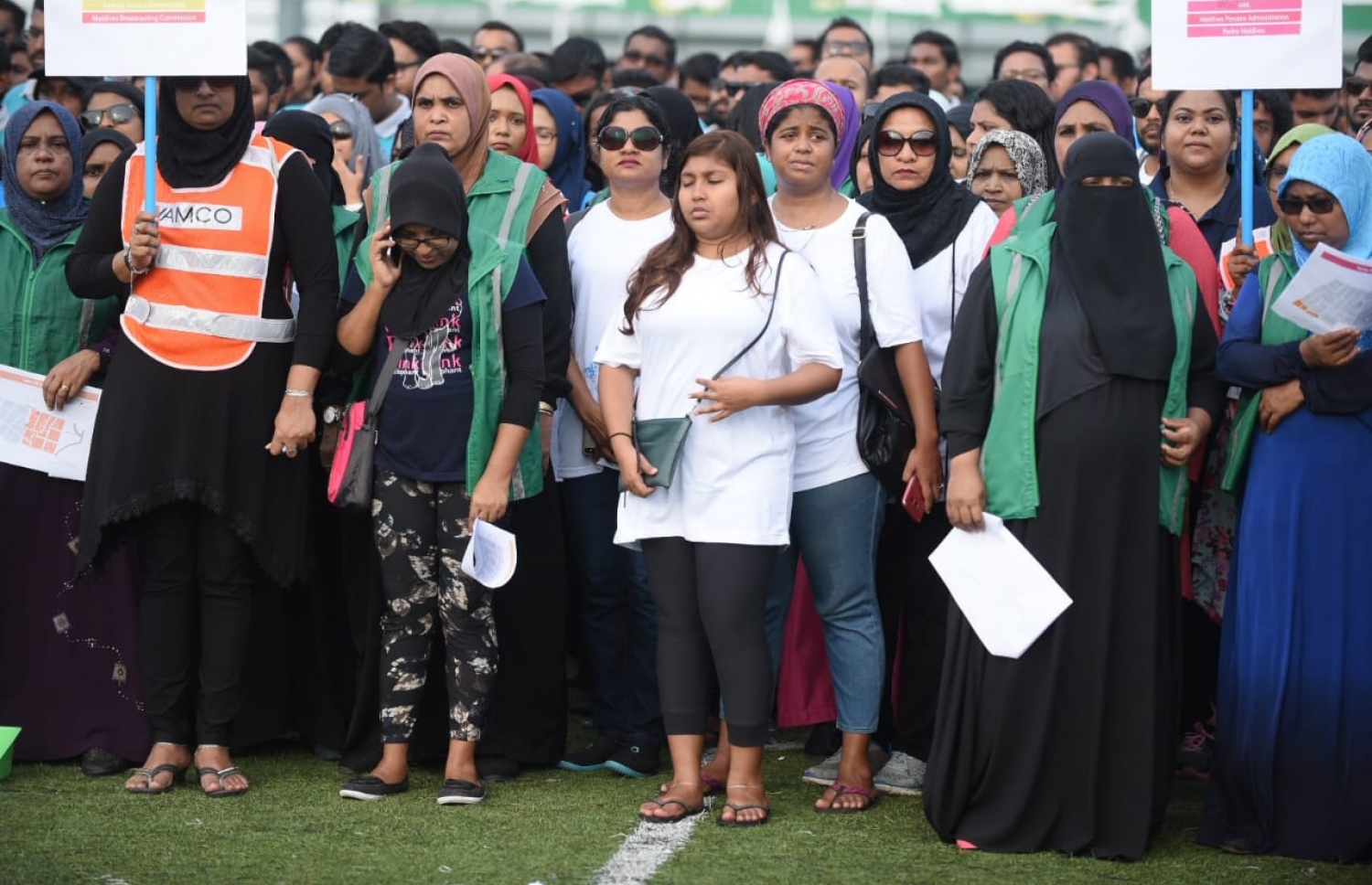 މުޅި ރާއްޖެ ސާފުކުރުމުގެ ޕްރޮގްރާމް ރަސްމީކޮށް މިއަދު ފެށުމަށް މާލޭގައި ބޭއްވި ރަސްމިއްޔާތުގައި ބައިވެރިވި ބައެއް މީހުން.---ފޮޓޯ: އަހުމަދު ނިޝާތު/މިހާރު