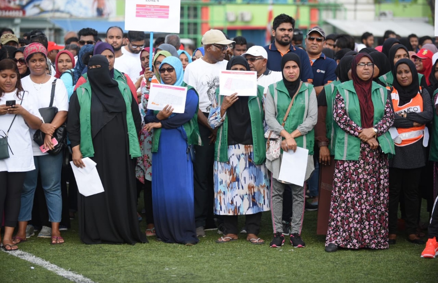 "ސާފު ރާއްޖެ، އަހަރެންގެ ވެސް ޒިންމާ" ޕްރޮގްރާމް ފެށުމަށް މިއަދު ބޭއްވި ރަސްމިއްޔާތުގައި ބައިވެރިވި ބައެއް މީހުން - ފޮޓޯ: އަހުމަދު ނިޝާތު/ މިހާރު