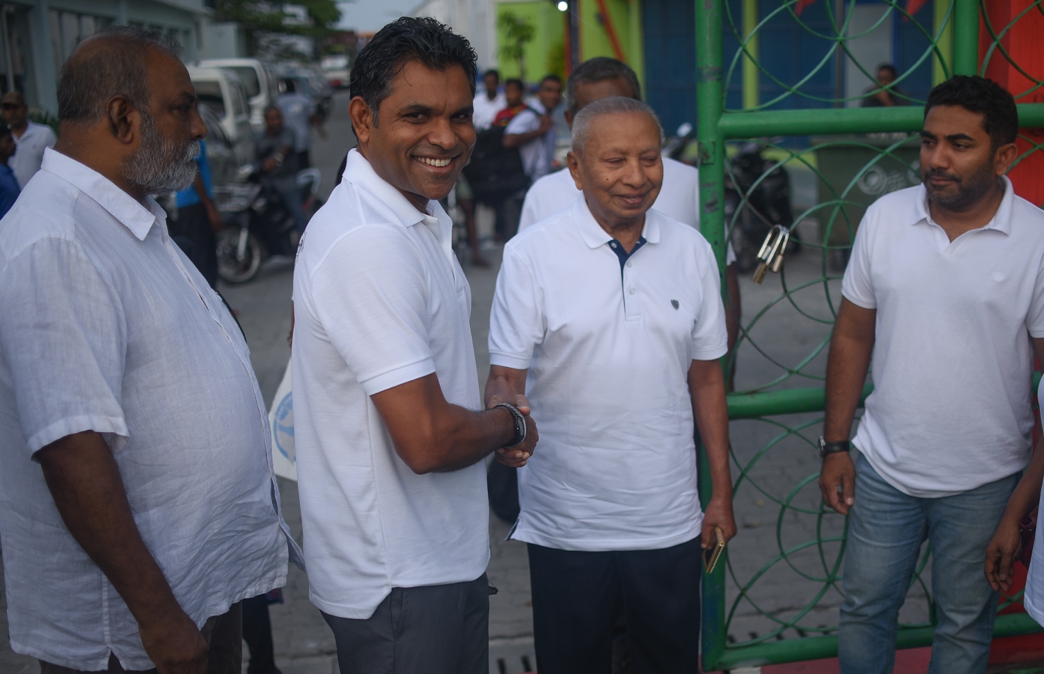 މާލެ: ޑިސެމްބަރު 8، 2018- މި ސަރުކާރުގެ ފުރަތަމަ 100 ދުވަހުގެ ތެރޭގައި ހިމެނޭ، މުޅި ރާއްޖެ ސާފުކުރުމުގެ ޕްރޮގްރާމް ރަސްމީކޮށް ފެށުމަށް ބޭއްވި ރަސްމިއްޔާތުގައި ނައިބު ރައީސް ފައިސަލް ނަސީމާއި ކުރީގެ ރައީސް މައުމޫންގެ ސަރުކާރުގައި ގިނަ ދުވަސްތަކެއް ވަންދެން މިނިސްޓަރުކަން ކުރެއްވި އުމަރު ޒާހިރު ސަލާމް ކުރައްވަނީ.---ފޮޓޯ: އަހުމަދު ނިޝާތު/މިހާރު