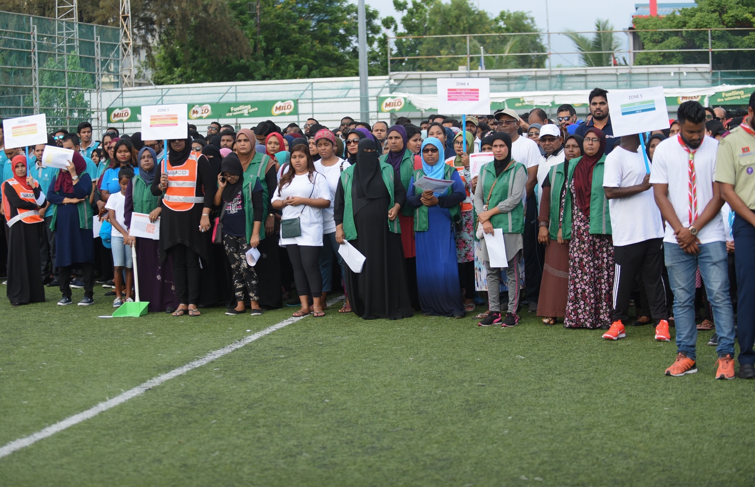 މާލެ: ޑިސެމްބަރު 8، 2018- މި ސަރުކާރުގެ ފުރަތަމަ 100 ދުވަހުގެ ތެރޭގައި ހިމެނޭ، މުޅި ރާއްޖެ ސާފުކުރުމުގެ ޕްރޮގްރާމް ރަސްމީކޮށް ފެށުމަށް ބޭއްވި ރަސްމިއްޔާތުގައި ބައިވެރިވި، ސަރުކާރުގެ ބައެއް މުވައްޒަފުން.---ފޮޓޯ: އަހުމަދު ނިޝާތު/މިހާރު