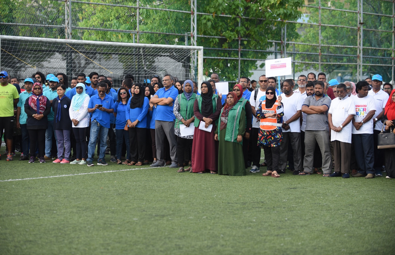 މާލެ: ޑިސެމްބަރު 8، 2018- މި ސަރުކާރުގެ ފުރަތަމަ 100 ދުވަހުގެ ތެރޭގައި ހިމެނޭ، މުޅި ރާއްޖެ ސާފުކުރުމުގެ ޕްރޮގްރާމް ރަސްމީކޮށް ފެށުމަށް ބޭއްވި ރަސްމިއްޔާތުގައި ބައިވެރިވި، ސަރުކާރުގެ ބައެއް މުވައްޒަފުން.---ފޮޓޯ: އަހުމަދު ނިޝާތު/މިހާރު