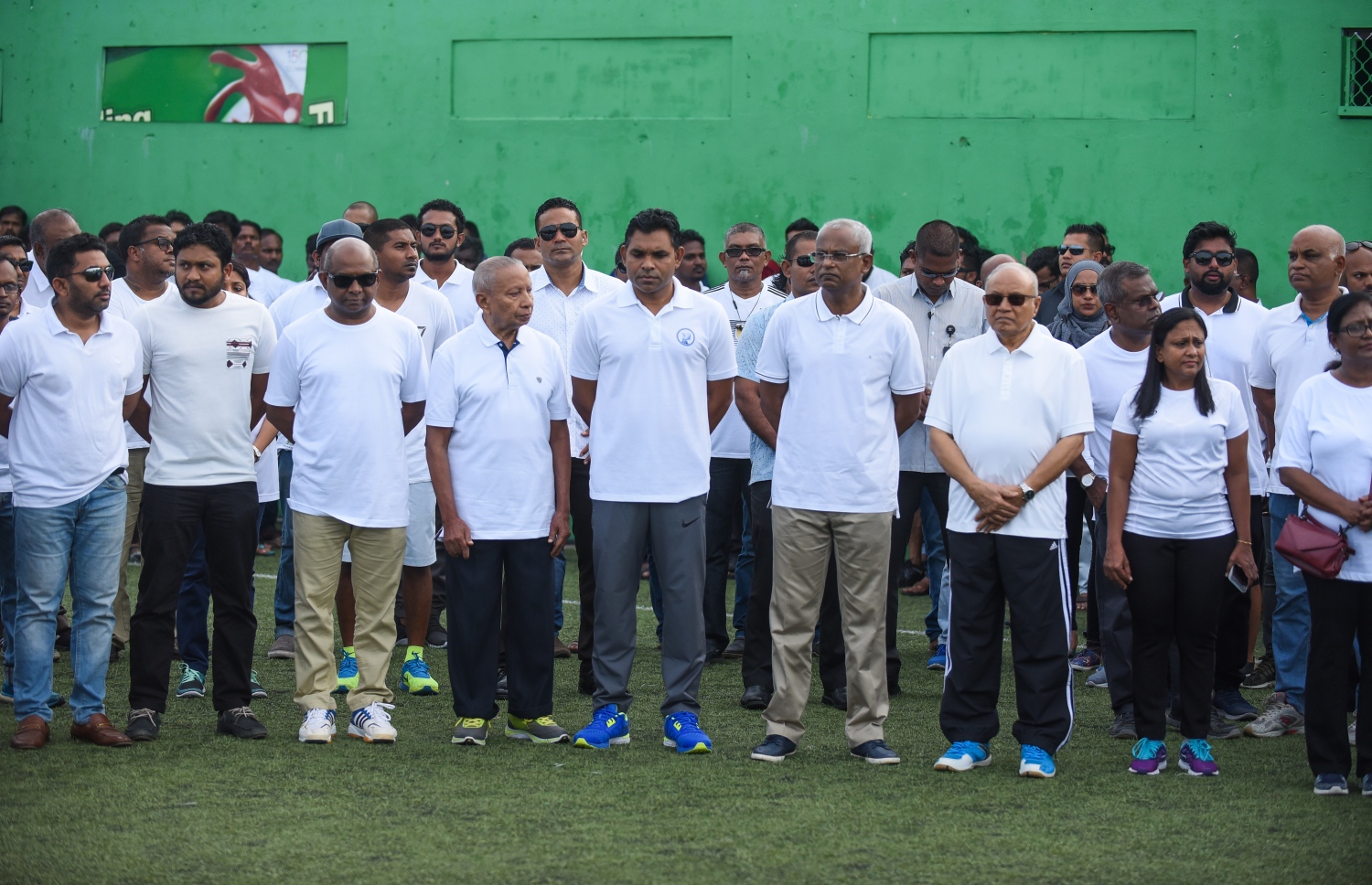 މާލެ: ޑިސެމްބަރު 8، 2018- މި ސަރުކާރުގެ ފުރަތަމަ 100 ދުވަހުގެ ތެރޭގައި ހިމެނޭ، މުޅި ރާއްޖެ ސާފުކުރުމުގެ ޕްރޮގްރާމް ރަސްމީކޮށް ފެށުމަށް ބޭއްވި ރަސްމިއްޔާތުގައި ރައީސް އިބްރާހިމް މުހައްމަދު ސޯލިހާއި ކުރީގެ ރައީސް މައުމޫން އަދި ސަރުކާރުގެ ބައެއް އިސްވެރިން ބައިވެރިވެވަޑައިގަންނަވަނީ.---ފޮޓޯ: އަހުމަދު ނިޝާތު/މިހާރު