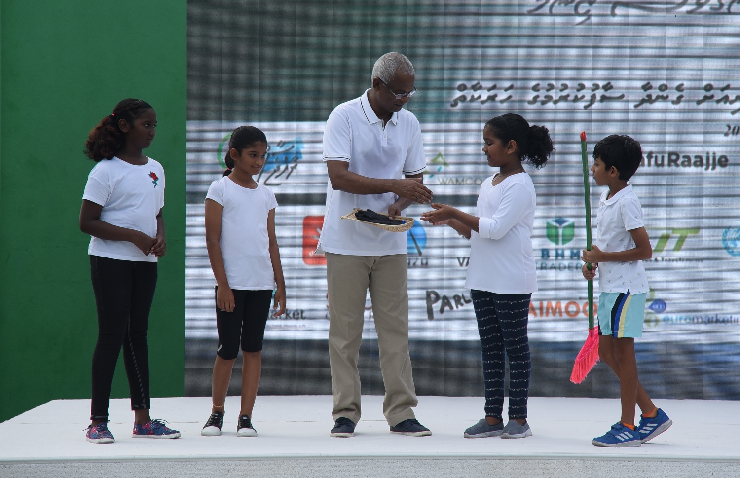 މާލެ: ޑިސެމްބަރު 8، 2018- މި ސަރުކާރުގެ ފުރަތަމަ 100 ދުވަހުގެ ތެރޭގައި ހިމެނޭ، މުޅި ރާއްޖެ ސާފުކުރުމުގެ ޕްރޮގްރާމް ރަސްމީކޮށް ފައްޓަވައި ދެއްވުމަށްޓަކައި ކުޑަކުދިންތަކެއް، އެމަނިކުފާނަށް ފިހިގަނޑަކާއި އަންގި ދެއްވަނީ.---ފޮޓޯ: އަހުމަދު ނިޝާތު/މިހާރު