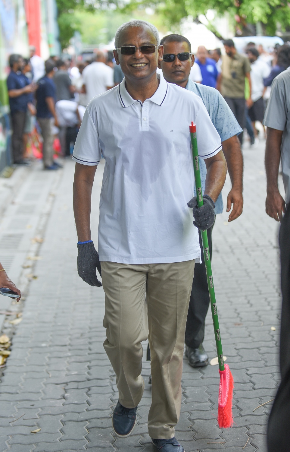 މާލެ: ޑިސެމްބަރު 8، 2018- މި ސަރުކާރުގެ ފުރަތަމަ 100 ދުވަހުގެ ތެރޭގައި ހިމެނޭ، މުޅި ރާއްޖެ ސާފުކުރުމުގެ ޕްރޮގްރާމް ރަސްމީކޮށް ފައްޓަވައި ދެއްވުމަށް ފަހު، ރައީސް އިބްރާހިމް މުހައްމަދު ސޯލިހް އަމަލީގޮތުން އެ ހަރަކާތުގައި އިސްވެ ބައިވެރިވަޑައިގަންނަވަނީ.---ފޮޓޯ: އަހުމަދު ނިޝާތު/މިހާރު