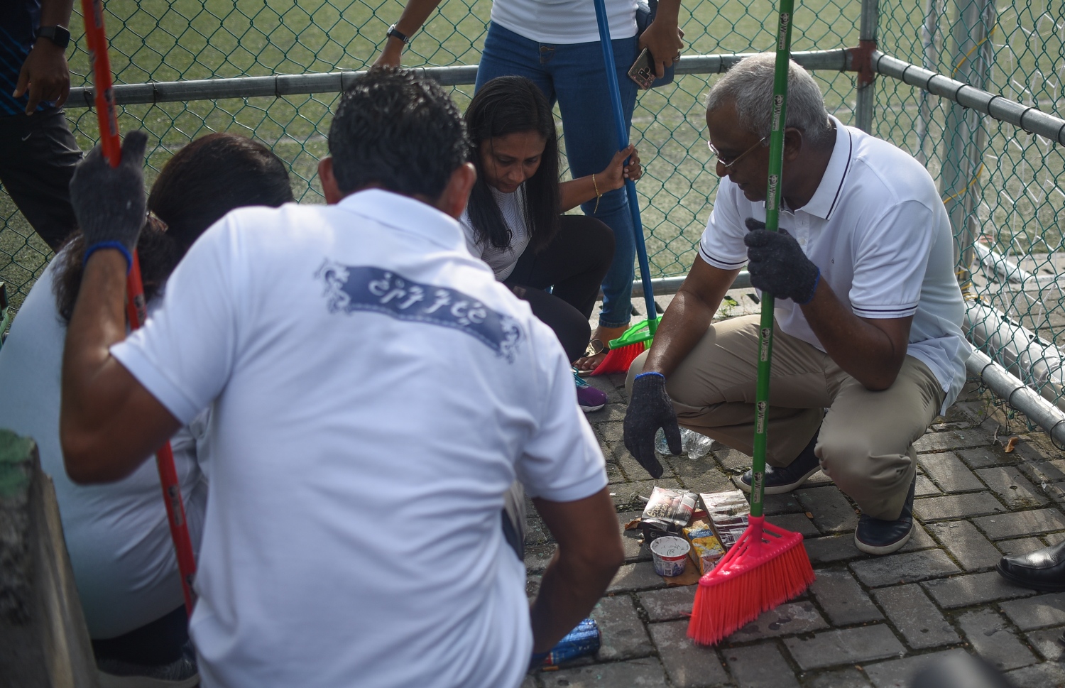 މާލެ: ޑިސެމްބަރު 8، 2018-މި ސަރުކާރުގެ ފުރަތަމަ 100 ދުވަހުގެ ތެރޭގައި ހިމެނޭ، މުޅި ރާއްޖެ ސާފުކުރުމުގެ ޕްރޮގްރާމް ރައީސް އިބްރާހިމް މުހައްމަދު ސޯލިހް މިއަދު ފައްޓަވައި ދެއްވުމުގެ ތެރެއިން.---ފޮޓޯ: އަހުމަދު ނިޝާތު/މިހާރު