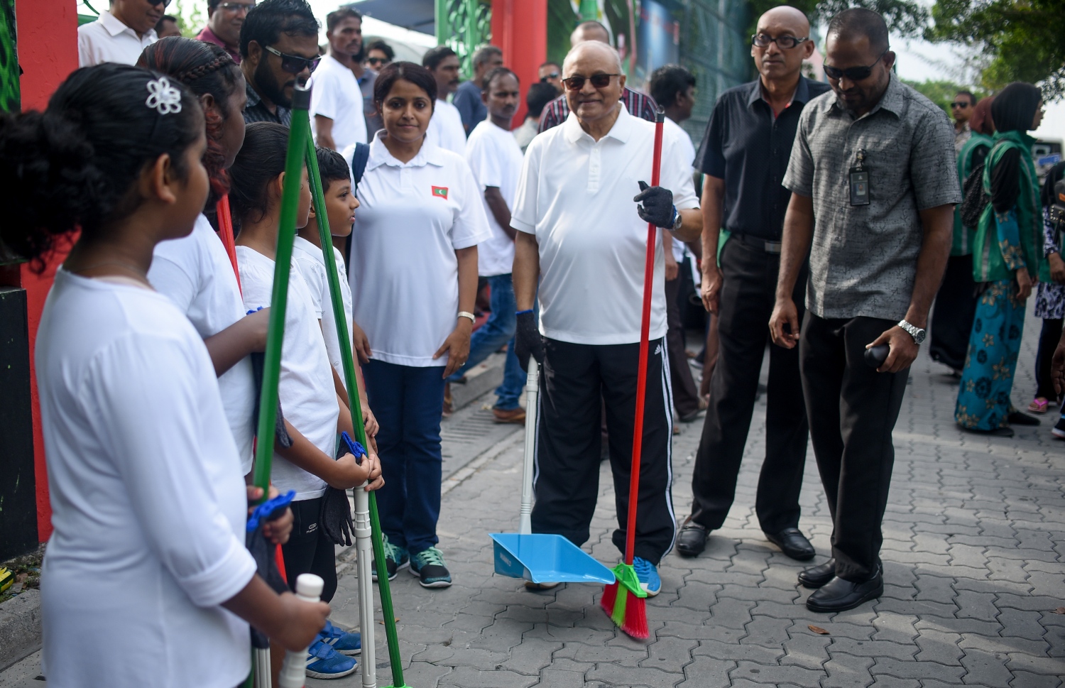 މާލެ: ޑިސެމްބަރު 8، 2018- މި ސަރުކާރުގެ ފުރަތަމަ 100 ދުވަހުގެ ތެރޭގައި ހިމެނޭ، މުޅި ރާއްޖެ ސާފުކުރުމުގެ ޕްރޮގްރާމް ރަސްމީކޮށް ފެށުމާ ގުޅިގެން، ކުރީގެ ރައީސް މައުމޫން އެ ހަރަކާތުގައި އަމަލީ ގޮތުން ބައިވެރިވެވަޑައިގަންނަވަނީ.---ފޮޓޯ: އަހުމަދު ނިޝާތު/މިހާރު