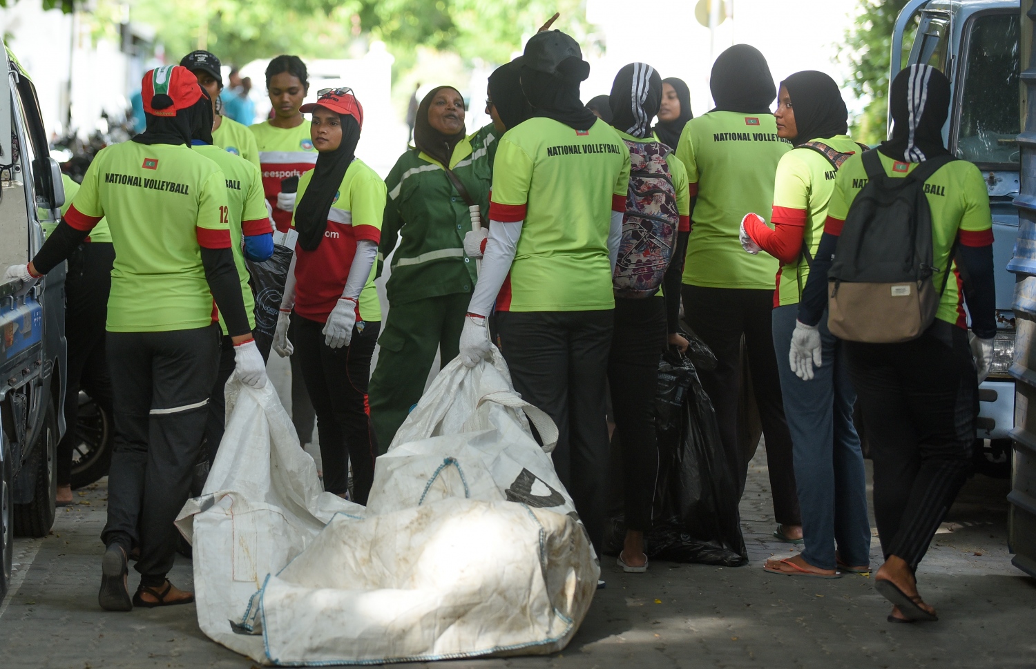މާލެ: ޑިސެމްބަރު 8، 2018- މި ސަރުކާރުގެ ފުރަތަމަ 100 ދުވަހުގެ ތެރޭގައި ހިމެނޭ، މުޅި ރާއްޖެ ސާފުކުރުމުގެ ޕްރޮގްރާމް ރަސްމީކޮށް ފެށުމަށް ބޭއްވި ރަސްމިއްޔާތުގެ ތެރެއިން، ސާފުކުރުމުގައި ހަރަކާތްތެރިވި ބައެއް މީހުން.---ފޮޓޯ: އަހުމަދު ނިޝާތު/މިހާރު