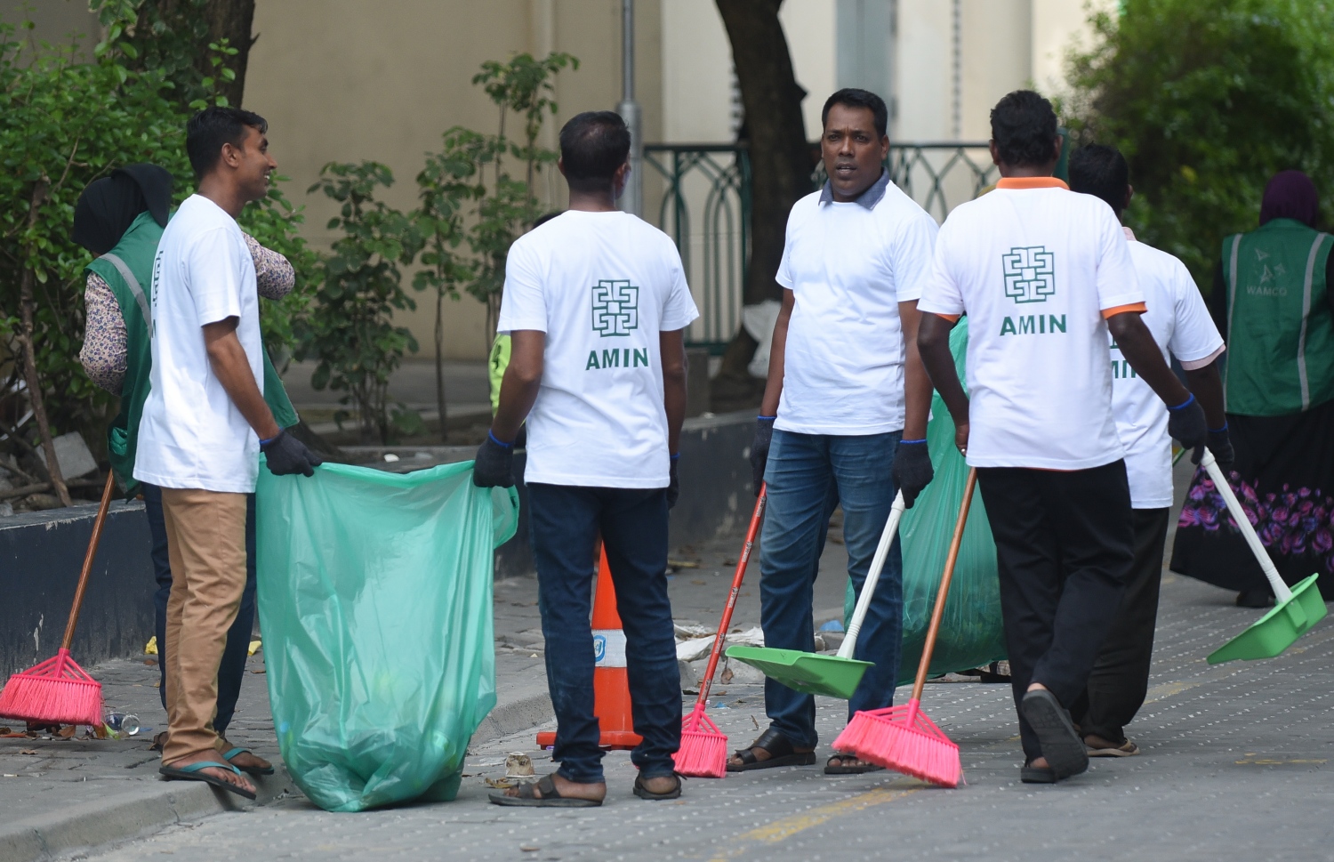 މާލެ: ޑިސެމްބަރު 8، 2018- މި ސަރުކާރުގެ ފުރަތަމަ 100 ދުވަހުގެ ތެރޭގައި ހިމެނޭ، މުޅި ރާއްޖެ ސާފުކުރުމުގެ ޕްރޮގްރާމް ރަސްމީކޮށް ފެށުމަށް ބޭއްވި ރަސްމިއްޔާތުގެ ތެރެއިން، ސާފުކުރުމުގައި ހަރަކާތްތެރިވި ބައެއް މީހުން.---ފޮޓޯ: އަހުމަދު ނިޝާތު/މިހާރު