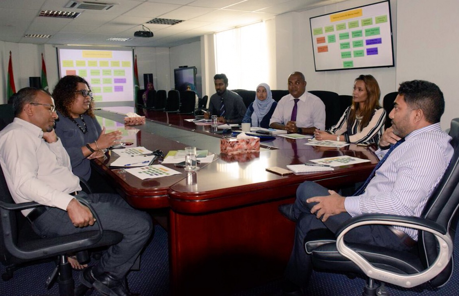 ހެލްތު މިނިސްޓަރު އަމީން، އައިޖީއެމްއެޗްގެ ޑޮކްޓަރުންތަކަކާ ބައްދަލު ކުރައްވަނީ. --- ފޮޓޯ: ހެލްތު މިނިސްޓްރީ