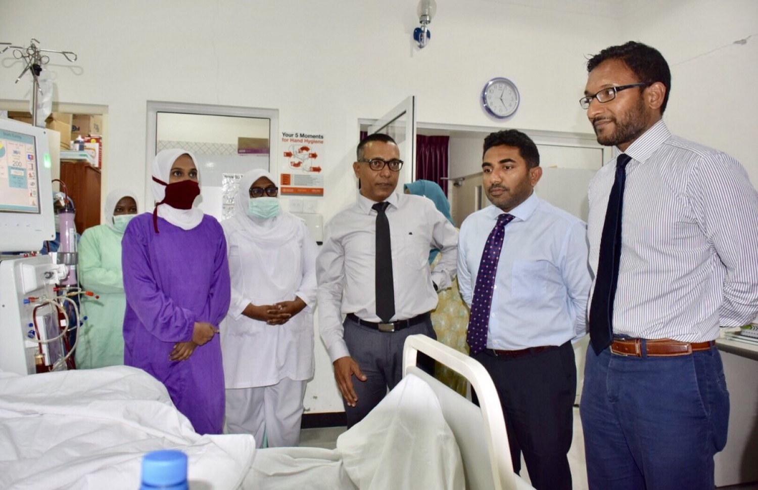 ހެލްތު މިނިސްޓަރު އަމީން (ކ-2) އައްޑޫ ސިޓީގެ މަރަދޫ ސިއްހީ މަރުކަޒުގެ ހާލަތު ބައްލަވާލައްވަނީ. --- ފޮޓޯ: ހެލްތު މިނިސްޓްރީ