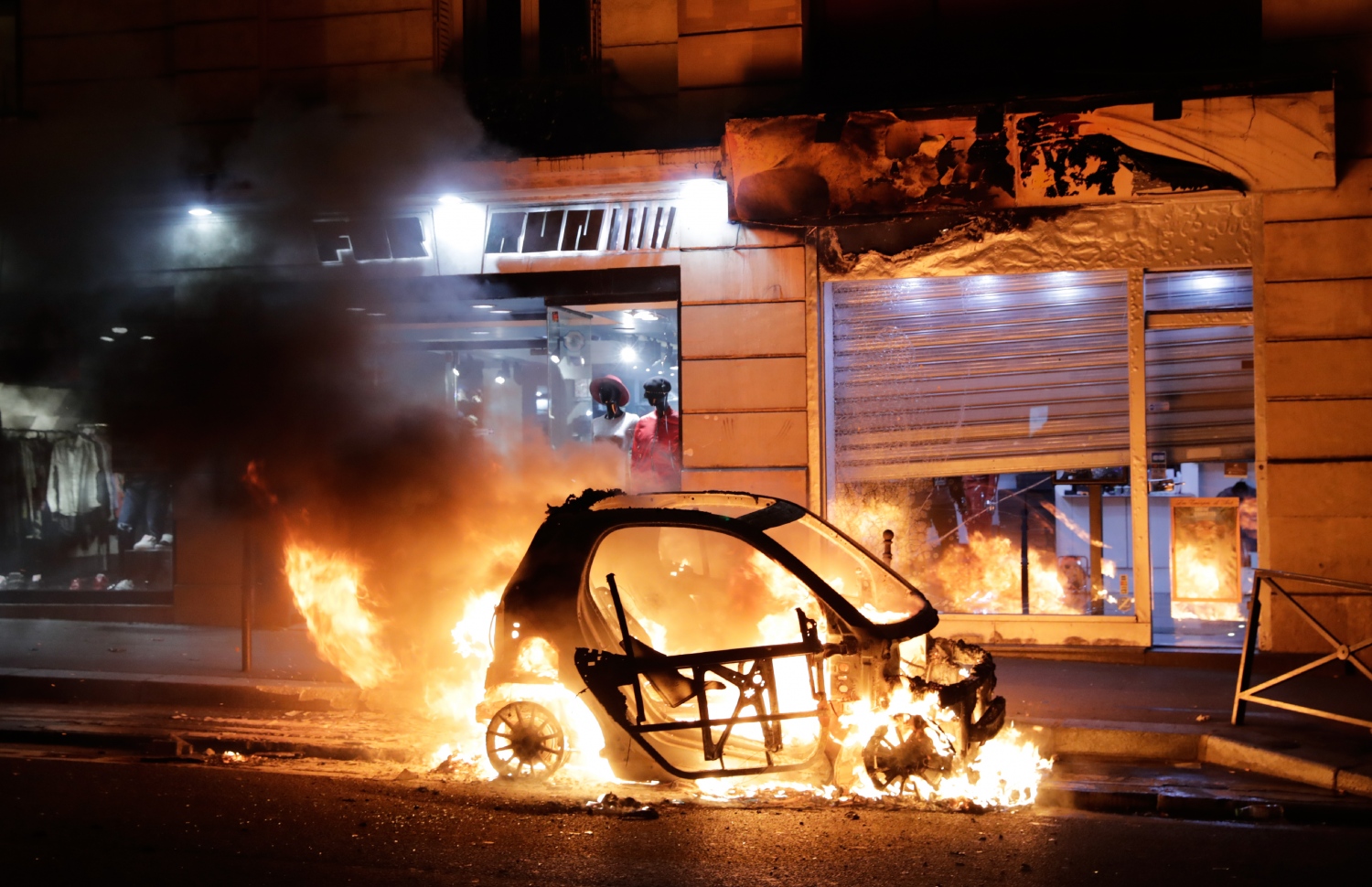 ޕެރިހުގެ ހަމަނުޖެހުންތަކުގައި ކުޑަ ކާރެއް ރޯކޮށްލާފައި. --ފޮޓޯ:އޭއެފްޕީ