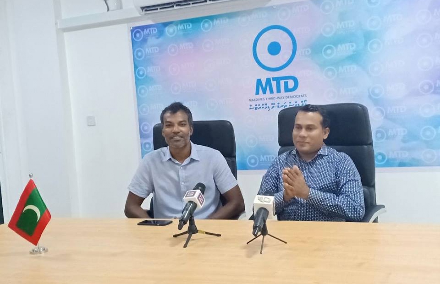 އެމްޓީޑީން ބޭއްވި ނޫސްވެރިންގެ ބައްދަލުވުމުގައި އާސިފް (ކ) ވާހަކަ ދައްކަވަނީ.