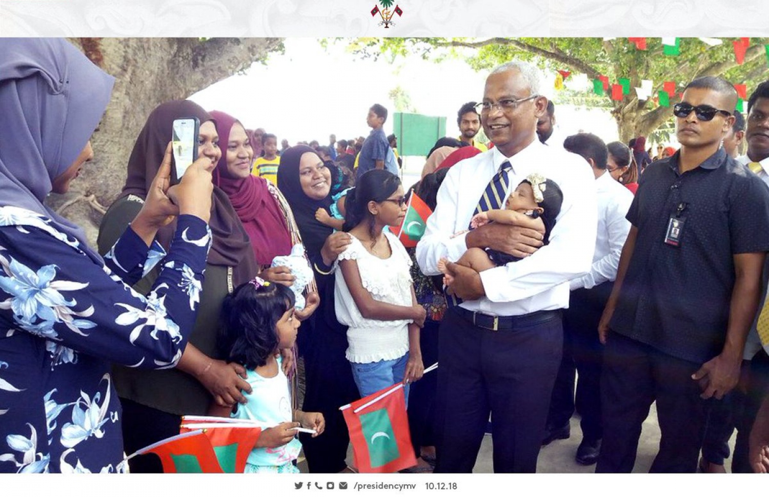 ރައީސް އިބްރާހިމް މުހައްމަދު ސޯލިހް މިއަދު އުކުޅަހަށް ވަޑައިގެން ތުއްތު ކުއްޖަކު އުރާލައްވައިގެން.---ފޮޓޯ: ރައީސް އޮފީސް