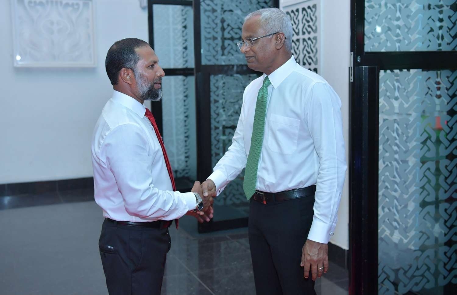 މާލެ: ޑިސެމްބަރު 9، 2018- ރާއްޖެ އިސްލާމްވި ދުވަހުގެ މުނާސަބަތުގައި ދަރުބާރުގޭގައި ބޭއްވި ޖަލްސާގައި ރައީސް އިބްރާޙިމް މުހައްމަދު ސޯލިހް، ހޯމް މިނިސްޓަރު ޝޭހް އިމްރާންއާ ސަލާމް ކުރައްވަނީ .---ފޮޓޯ: ރައީސް އޮފީސް