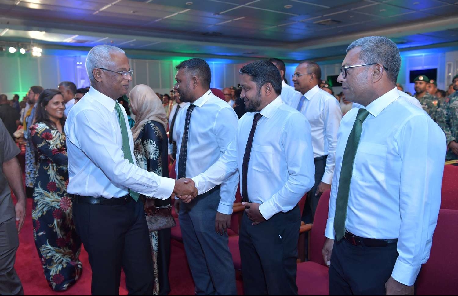 މާލެ: ޑިސެމްބަރު 9، 2018- ރާއްޖެ އިސްލާމްވި ދުވަހުގެ މުނާސަބަތުގައި ދަރުބާރުގޭގައި ބޭއްވި ޖަލްސާގައި ރައީސް އިބްރާޙިމް މުހައްމަދު ސޯލިހް، ރައީސް އޮފީހުގެ ޗީފް އޮފް ސްޓާފް އަލީ ޒާހިރުއާ ސަލާމް ކުރައްވަނީ .---ފޮޓޯ: ރައީސް އޮފީސް