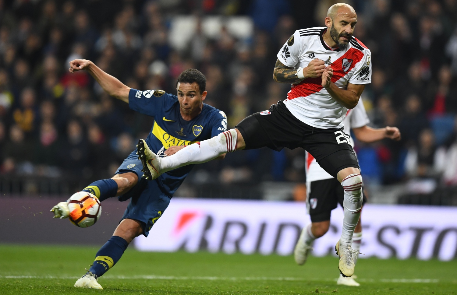 ބޮކަގެ ލިއޮނާޑޯ (ވ) ފޮނުވާލާ ބޯޅަ ހުއްޓުވަން ރިވަ ޕްލޭޓްގެ ޕިނޯލާ މަސައްކަތްކުރަނީ. -- ފޮޓޯ: އޭއެފްޕީ