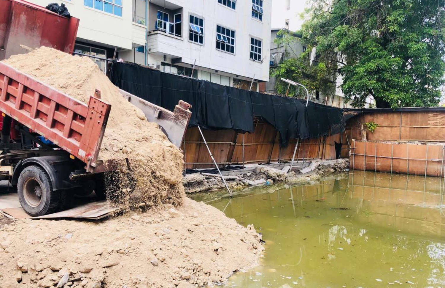 ސަހަރާގައި ކޮނެފައިވާ ސަރަހައްދަށް ފަސް އަޅަނީ-- ފޮޓޯ: ސަމާއު ޝަރީފް/ސިޓީ ކައުންސިލް