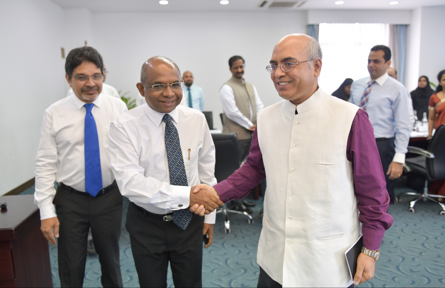 ރާއްޖޭގެ ފޮރިން މިނިސްޓަރު ޝާހިދު (ވ) އާއި ރާއްޖޭގައި ހުންނަވާ އިންޑިއާގެ ސަފީރު އަކިލޭޝް މިޝްރާ ސަލާމް ކުރައްވަނީ.---ފޮޓޯ: މިހާރު