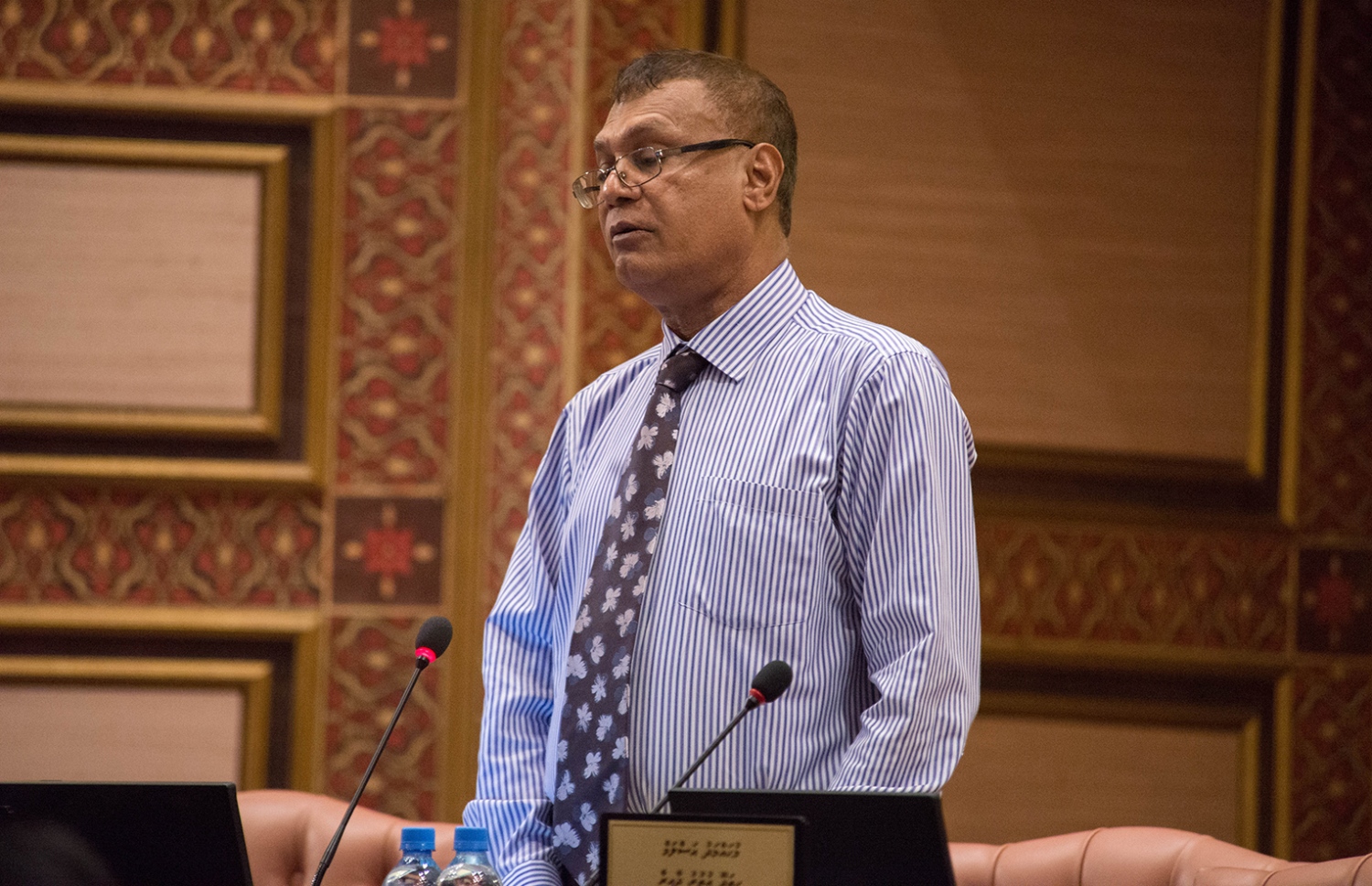 މަރަދޫ ދާއިރާގެ މެމްބަރު އިބްރާހިމް ޝަރީފް ވާހަކަ ދައްކަވަނީ. --- ފޮޓޯ: މަޖިލިސް