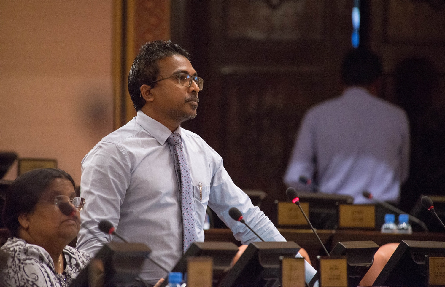 މާފަންނު ދެކުނު ދާއިރާގެ މެމްބަރު އަބްދުﷲ ރިފާއު ވާހަކަ ދައްކަވަނީ. -- ފޮޓޯ: މަޖިލިސް