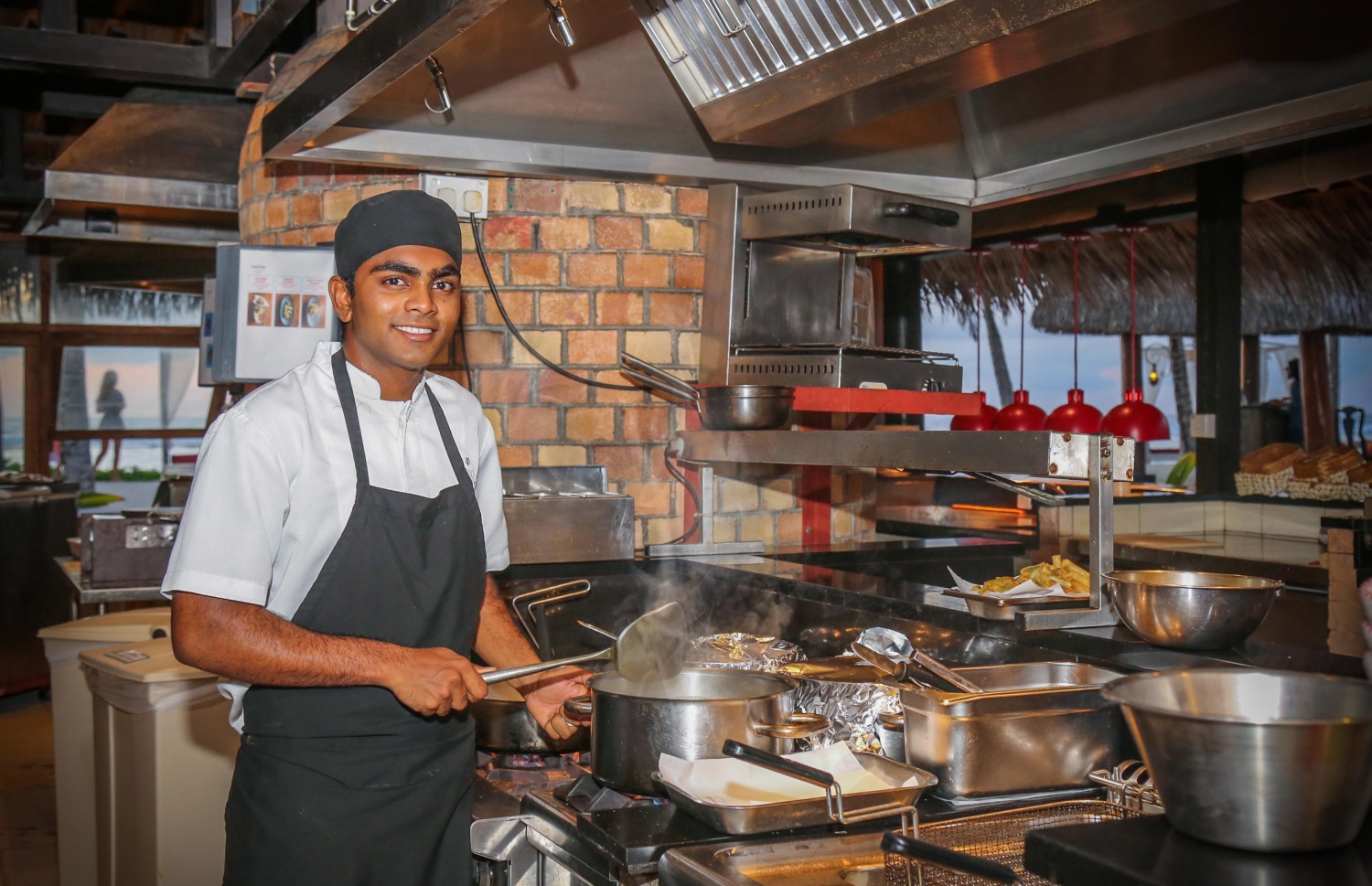 ވަން އެންޑް އޮންލީ ރީތިރަށް އެޕްރެންޓިސްޝިޕް ޕްރޮގްރާމްގްރާމްގެ ބައިވެރިއެއް ރެސްޓޯރަންޓްގައި | ފޮޓޯ: ވަން އެންޑް އޮންލީ ރީތިރަށް