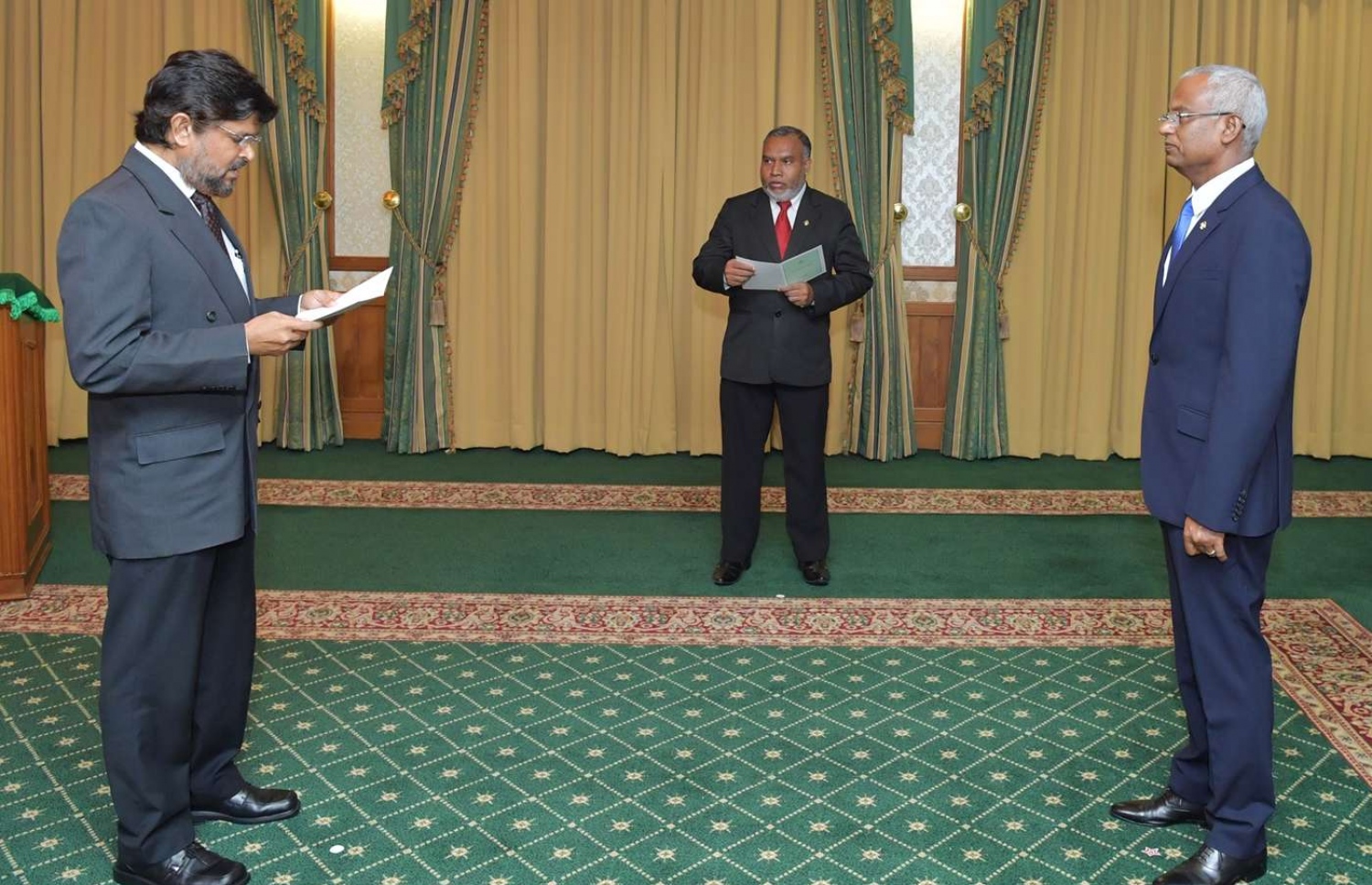ކޮމިޝަނާ ޖެނެރަލް އޮފް ކަސްޓަމްސްގެ މަގާމުގެ ހުވާ، ރައީސް އިބްރާހިމް މުހައްމަދު ސޯލިހްގެ ކުރިފުޅުމަތީގައި ނުއުމާން މިއަދު ކުރައްވަނީ.---ފޮޓޯ: ރައީސް އޮފީސް