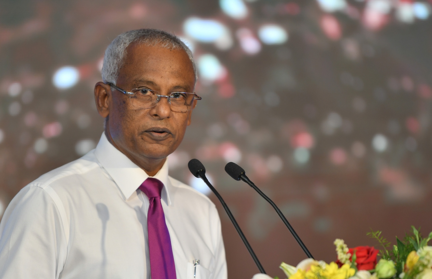 މާލެ: ޑިސެމްބަރު 11، 2018: ރާއްޖޭގެ ނޫސްވެރިކަމަށް 75 އަހަރު ފުރުމުގެ އަލިމަސްޔޫބީލް ފާހަގަ ކުރުމަށާއި ނޫސްވެރިކަމުގެ މިދިޔަ އަހަރުގެ އިނާމުތައް ދިނުމަށް މޯލްޑިވްސް މީޑިއާ ކައުންސިލާއި ހޯމް މިނިސްޓްރީ ގުޅިގެން ބޭއްވި ޖަލްސާގައި ރައީސް އިބްރާހިމް މުހައްމަދު ސޯލިހް ވާހަކަދައްކަވަނީ .---ފޮޓޯ: އަހުމަދު ނިޝާތު/މިހާރު