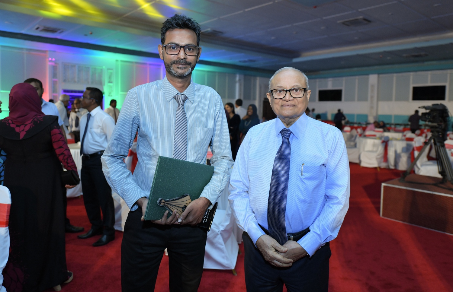 މާލެ: ޑިސެމްބަރު 11، 2018: ރާއްޖޭގެ ނޫސްވެރިކަމަށް 75 އަހަރު ފުރުމުގެ އަލިމަސްޔޫބީލް ފާހަގަ ކުރުމަށާއި ނޫސްވެރިކަމުގެ މިދިޔަ އަހަރުގެ އިނާމުތައް ދިނުމަށް މޯލްޑިވްސް މީޑިއާ ކައުންސިލާއި ހޯމް މިނިސްޓްރީ ގުޅިގެން ބޭއްވި ޖަލްސާގައި ނޫސްވެރިކަމުގެ ޝަރަފުގެ އަލިމަސް ގަލަން ހާސިލުކުރެއްވި ކުރީގެ ރައީސް މައުމޫން އާއެކު ނޫސްވެރިކަމުގެ ރަންގަލަން ހާސިލްކުރި "މިހާރު' ނޫހުގެ އެޑިޓަރު އިސްމާއިލް ނަސީރު ފޮޓޯއަކަށް ހުއްޓިގެން.---ފޮޓޯ: އަހުމަދު ނިޝާތު/މިހާރު