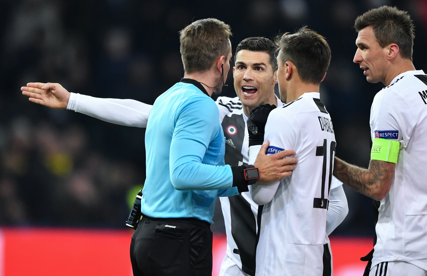 ރޭގެ މެޗުގެ ތެރެއިން ޔުވެންޓަސްގެ ކުޅުންތެރިން މެޗުގެ ރެފްރީ ކައިރީގައި ޝަކުވާކުރަނީ. -- ފޮޓޯ: އޭއެފްޕީ