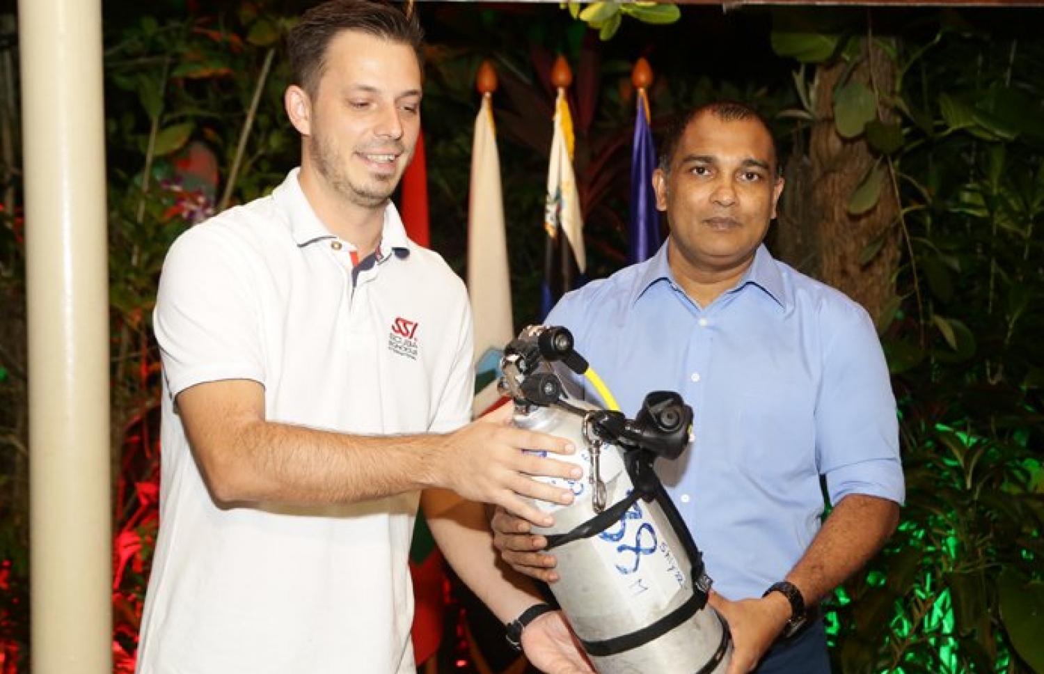 ޗީފް އޮފް ޑިފެންސް ޝަމާލް (ކ) ކަނޑު އަޑީގައި ގިނަ އިރު ފީނުމަށް ބޭނުން ކުރާ ސާމާނުތަކާ ހަވާލުވެވަޑައިގަންނަވަނީ. --- ފޮޓޯ: އެމްއެންޑީއެފް