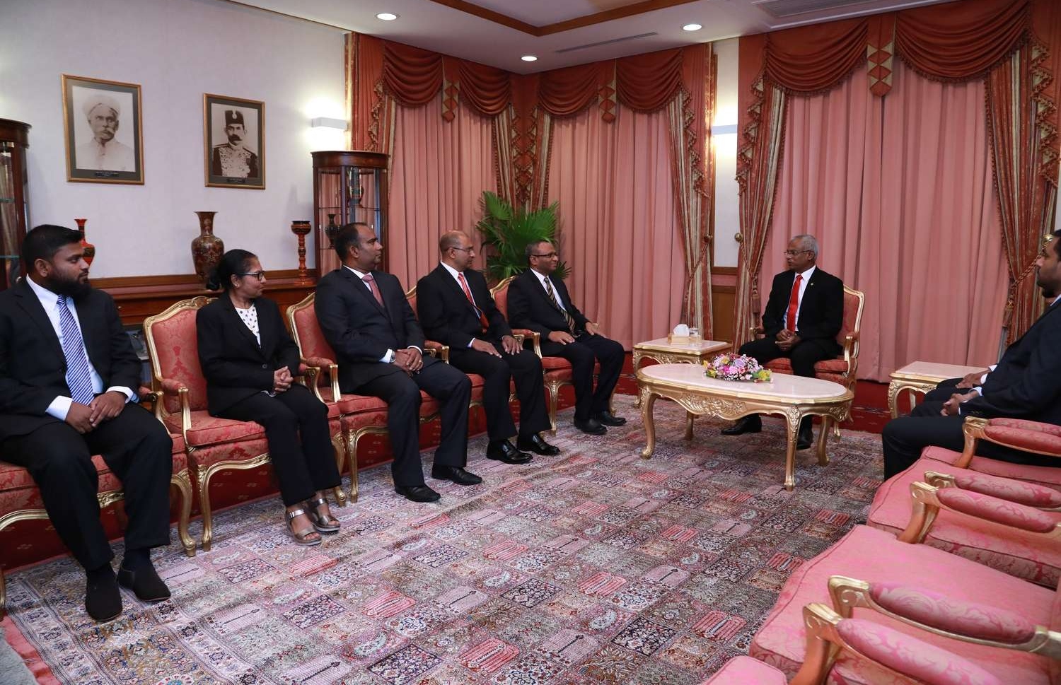 މަރުގެ މައްސަލަތައް ބެލުމަށް އުފެއްދި ކޮމިޝަންގެ މެމްބަރުންނާ ރައީސް އިބްރާހިމް މުހައްމަދު ސޯލިހް، ރައީސް އޮފީހުގައި ބައްދަލުކުރައްވަނީ. --- ފޮޓޯ: ރައީސް އޮފީސް