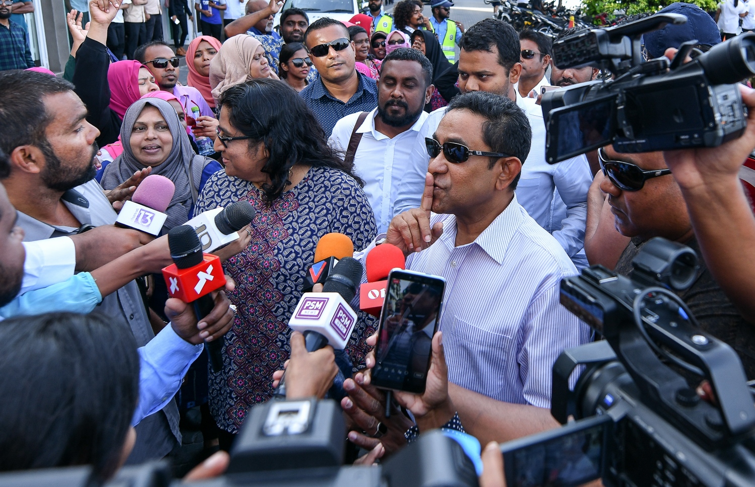 ފުލުހަށް ހާޒިރުވެ ވަޑައިގަތުމަށް ފަހު ޔާމީން ނޫސްވެރިންނާ ވާހަކަ ދައްކަވަނީ: އެމަނިކުފާނު ހާޒިރުކުރީ މައުލޫމާތެއް ސާފުކުރަން ކަމަށް ވިދާޅުވި --މިހާރު ފޮޓޯ/ނިޝާން އަލީ